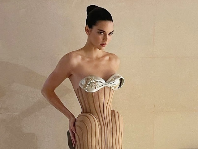 Kendall Jenner khoe eo 'tí hon' trên sàn diễn xa xỉ