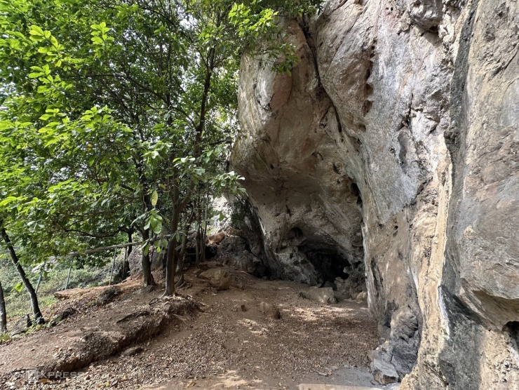 Cách hang Xóm Trại hơn 10 km là di tích mái đá làng Vành tại xã Yên Phú, huyện Lạc Sơn. Nơi đây cũng được công nhận là di tích quốc gia đặc biệt từ tháng 7/2024.