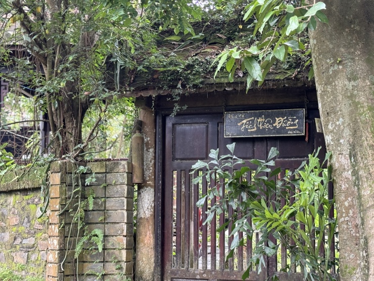 Ngôi nhà từng là nơi trú ẩn của nhiều chiến sĩ cách mạng thời chiến tranh. Bên trong căn nhà có một hầm với sức chứa khoảng 10 người.
