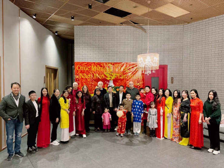 Anh Dương Nam Phương (bìa trái) đón Tết cùng cộng đồng người Việt tại Istanbul – Thổ Nhĩ Kỳ. Ảnh do nhân vật cung cấp