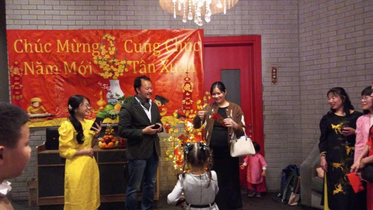 Cộng đồng người Việt tại Thổ Nhĩ Kỳ lì xì cho nhau. Ảnh: Nhân vật cung cấp