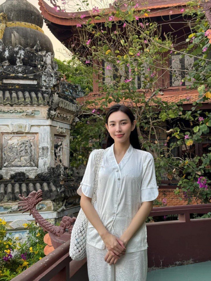 Đồ làm là set đồ yêu thích của Hoa hậu Thuỳ Tiên mỗi dịp năm mới đi lễ chùa!