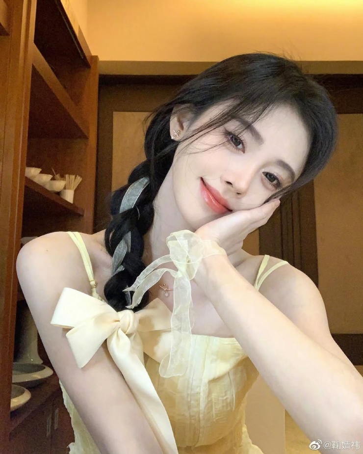 Theo trang HK01, người đẹp cao 1,59 m, nặng 38,5kg.