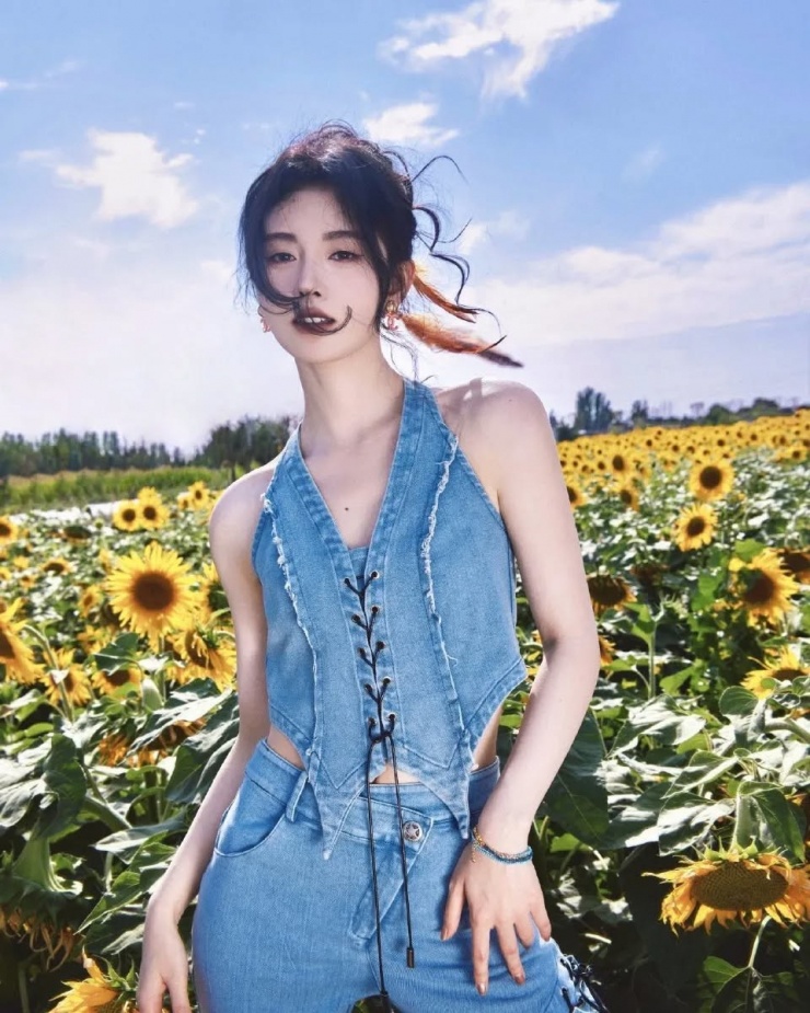 Cô diện cả bộ denim gồm gilet và quần cạp cao theo phong cách hoài cổ của thập niên 1970.