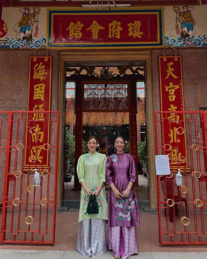 Những chiếc áo dài đầy sắc màu của chị em Song Yến khi đi lễ chùa thật là đẹp và truyền thống làm sao.