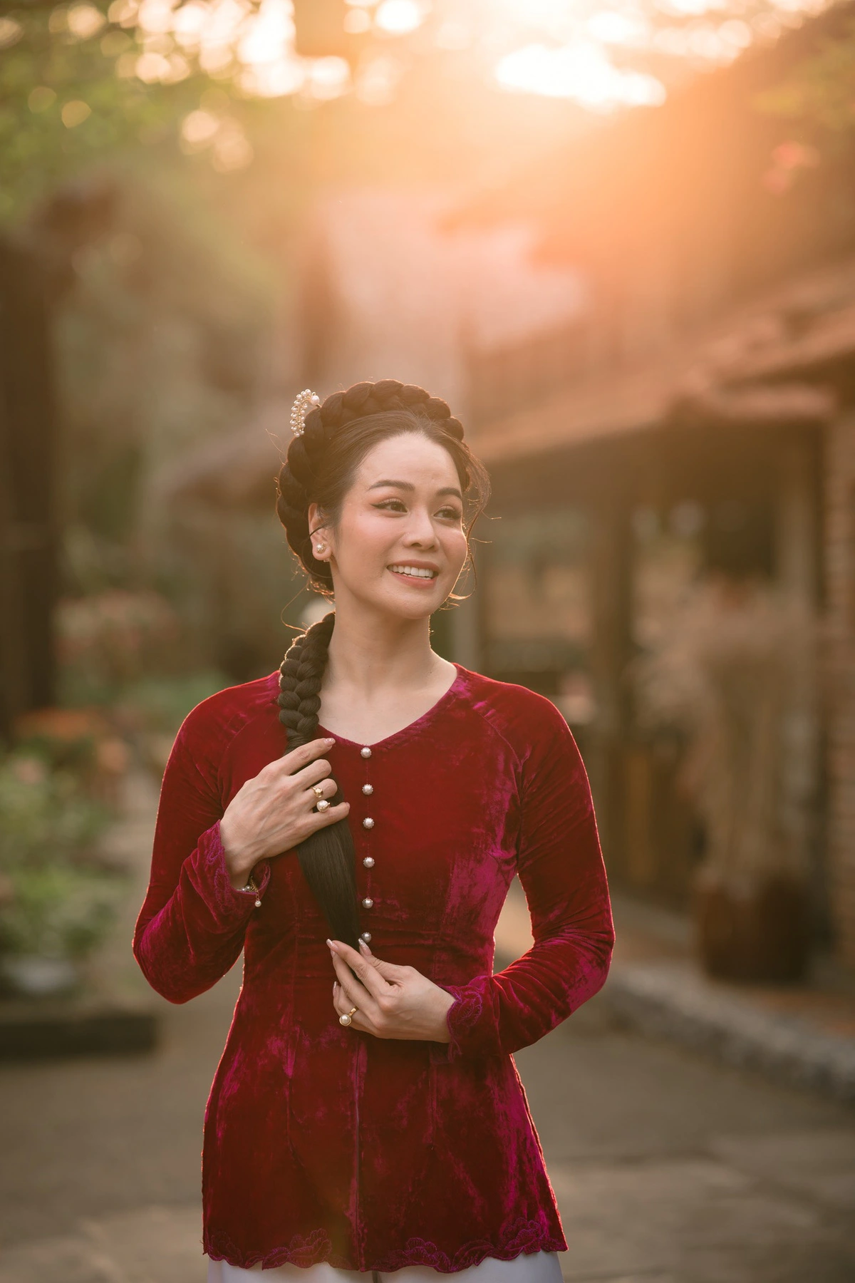 Chiếc áo bà ba phom dáng tinh giản nhưng chất liệu đa dạng, màu sắc tươi sáng phù hợp đi lễ đầu năm.