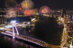 Những màn pháo hoa rực rỡ giữa trời TPHCM đón năm mới 2025