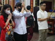 Tin tức trong ngày - Người dân TP HCM đi chùa cầu bình an đêm giao thừa