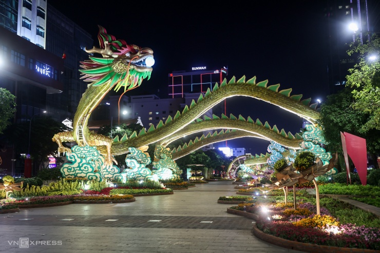 Năm ngoái, linh vật Tết Giáp Thìn ở cổng chào (ảnh trước) mang tên gọi Lưỡng Long triều liên uốn lượn đan xen nhau, đối xứng trên đường hoa. Mỗi con rồng dài khoảng 120 m, lập kỷ lục về kích thước các linh vật xuất hiện trên đường hoa. Thân rồng nhiều màu sắc rực rỡ cao hơn 10 m, hai đầu uy nghi, kích thước khoảng 2 m, cao hơn 3 m so với mặt đất.