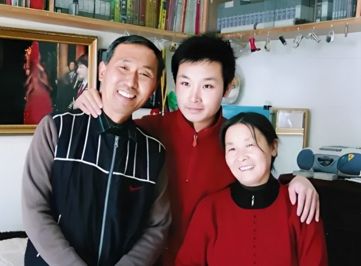 Lưu Hòa Cương cùng cha mẹ. Ảnh: Baidu.