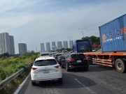 Tin tức trong ngày - Sáng mùng 2 Tết, kẹt xe trên đường dẫn cao tốc TP.HCM - Long Thành - Dầu Giây