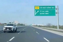 Người phụ nữ điều khiển ôtô chạy ngược chiều trên cao tốc ở làn 120 km/giờ