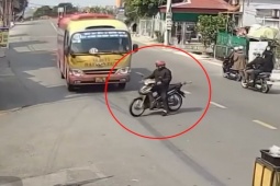 Clip: Thót tim khoảnh khắc người đàn ông đi xe máy cắt mặt ô tô sang đường