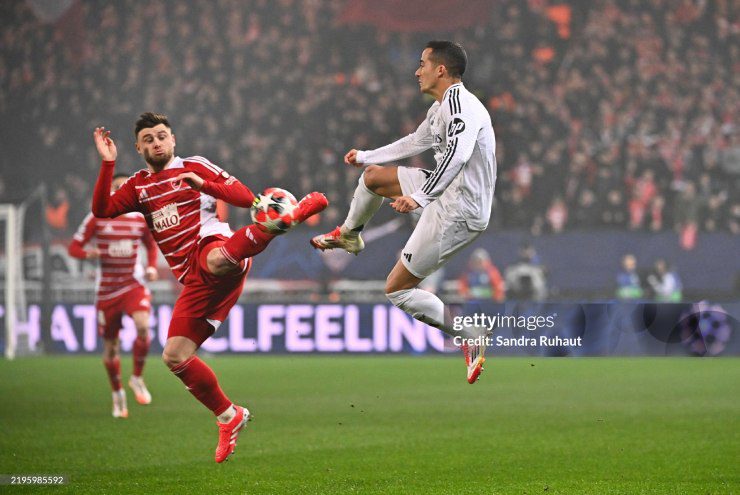 Real Madrid (áo trắng) gặp nhiều khó khăn trước Brest