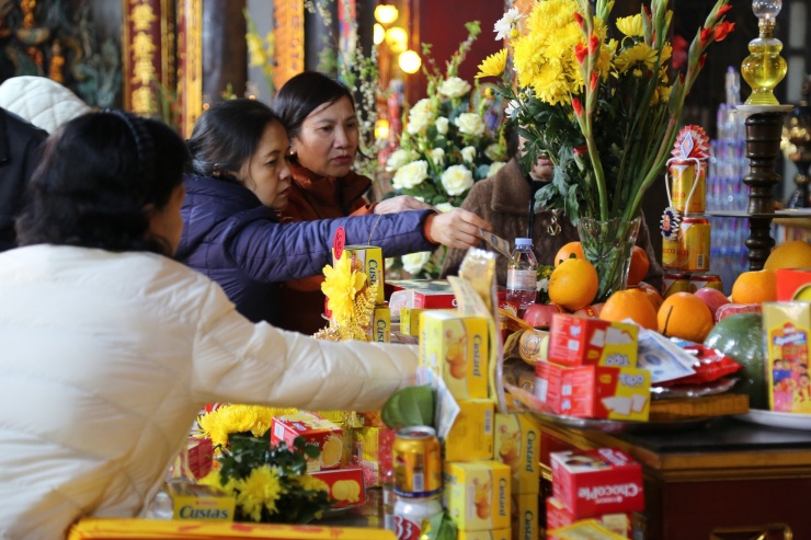 Hàng vạn du khách đổ về ngôi đền thiêng nhất Ninh Bình - 9