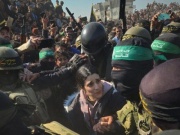 Thế giới - Israel tức giận với cảnh tượng hỗn loạn khi Hamas trao trả con tin