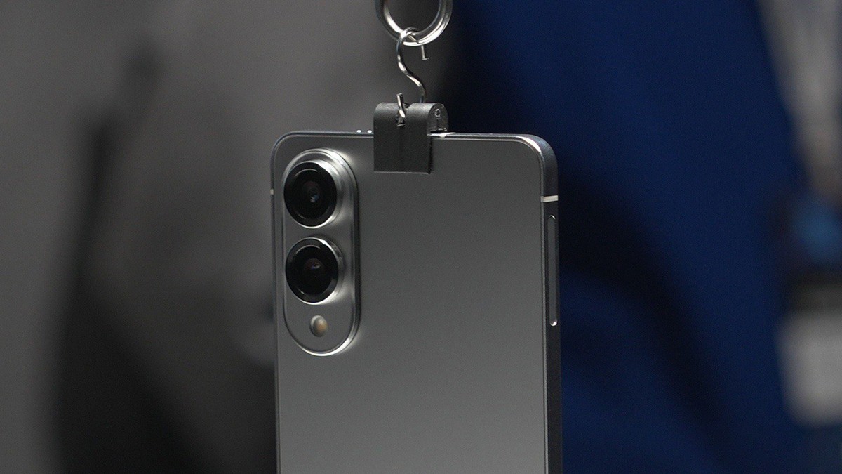 The Galaxy S25 Edge is equipped with a dual camera system on the back.