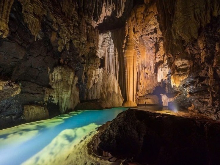 Hành trình phát hiện hồ nước bí ẩn “treo“ trên vách hang ở Quảng Bình