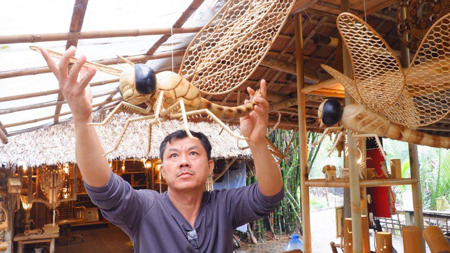 Anh Võ Tấn Tân cùng một sản phẩm được làm ra từ chất liệu tre dân dã