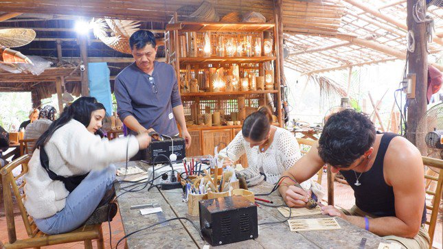 Anh Võ Tấn Tân giới thiệu và hướng dẫn du khách làm sản phẩm từ tre. Ảnh: Nguyễn Thành
