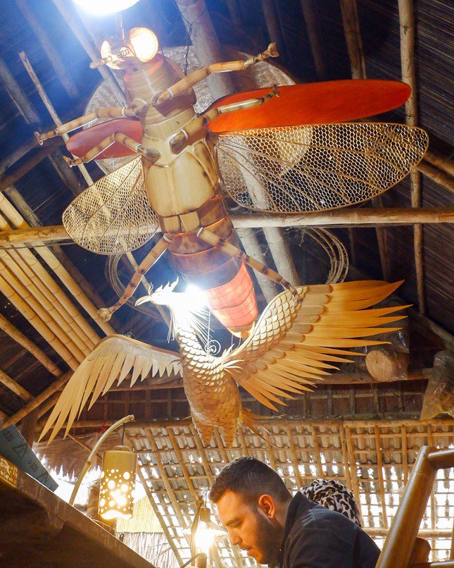 Những sản phẩm tre độc đáo, được chế tác tỉ mỉ từ xưởng của anh Tân đã theo chân du khách đi khắp nơi, mang hình ảnh tre Việt đến với bạn bè quốc tế.