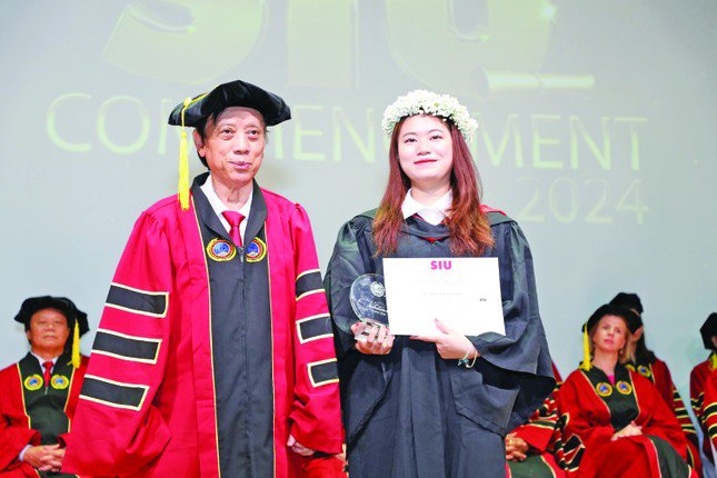 Lê Thị Bích Đào (phải) chỉ mất 3,5 năm để chinh phục danh hiệu thủ khoa Trường ĐH Quốc tế Sài Gòn, tốt nghiệp sớm hơn các bạn cùng khóa