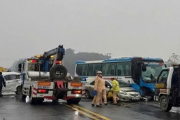 Tai nạn liên hoàn giữa 3 xe ôtô trên cao tốc, giao thông ùn tắc
