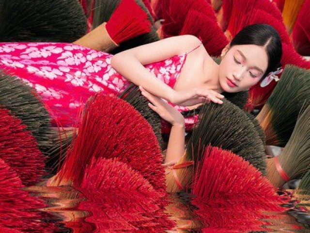Nữ sinh Hà Nam ‘hóa nàng thơ’ giữa làng hương ngày Tết