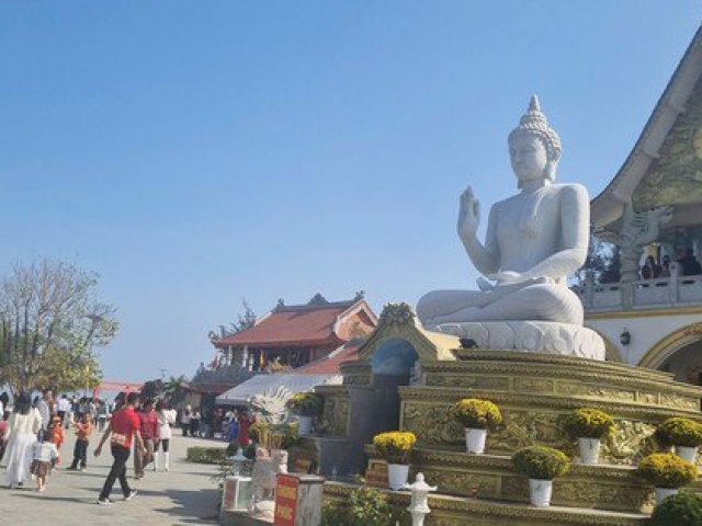 Nghìn người đổ về tham quan ngôi chùa có view cửa biển tuyệt đẹp ở Thanh Hóa