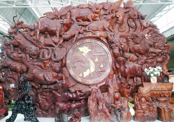 Mặt trước tác phẩm “Nhất Long Giang”. Ảnh: T.L.