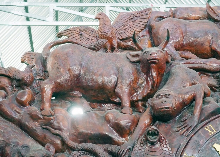 Tác phẩm được điêu khắc rất tỉ mỉ, đẹp mắt. Ảnh: T.L.