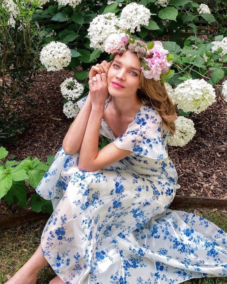 Natalia Vodianova, 43 tuổi, khởi nghiệp từ năm 15 tuổi, trong vai trò người mẫu của công ty Viva Models ở Paris, Pháp. Người đẹp Nga từng chụp ảnh cho nhiều tạp chí danh tiếng như Vogue, Vanity Fair. Cô cũng hợp tác với nhiều nhãn hàng như Marc Jacobs, Calvin Klein, Channel, Gucci, Hugo Boss.