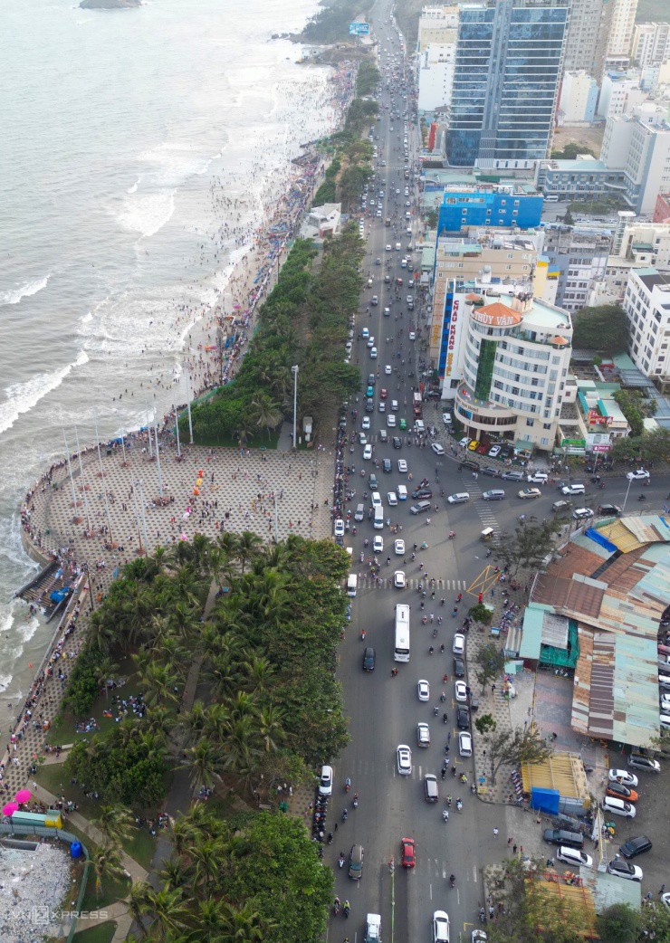 Trên đường Thùy Vân, ôtô nối đuôi nhau di chuyển chậm trên đường.