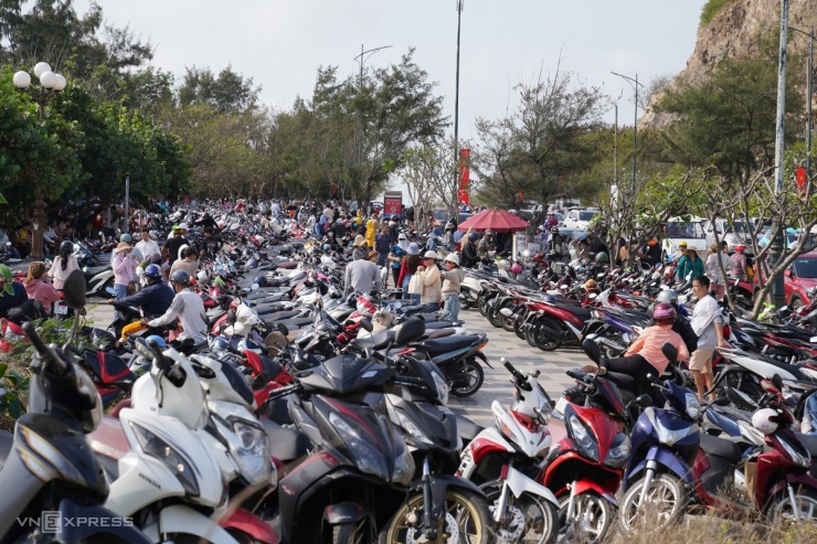 Bãi giữ xe máy ở đầu đường Thùy Vân giao Phan Chu Trinh kín chỗ.