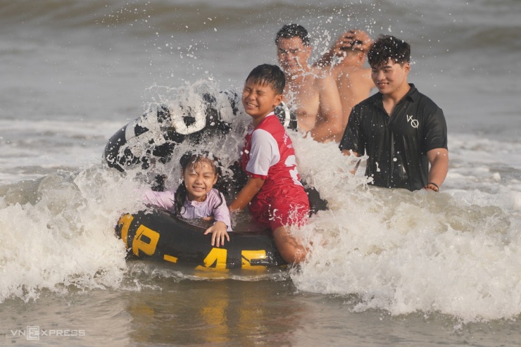 Trẻ em được trang bị phao và người lớn kèm khi thủy triều dâng cao và sóng lớn về chiều.