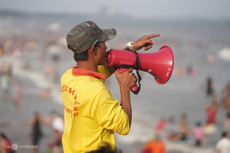 Nhân viên đội cứu hộ bờ biển liên tục thổi còi, phát loa nhắc nhở du khách không bơi vào ao xoáy, dòng chảy.