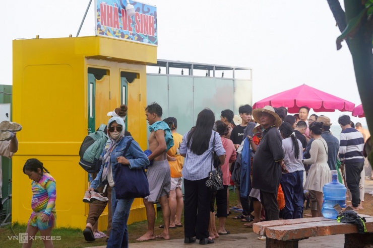 Nhà vệ sinh đông đúc, khách phải xếp hàng. Do khu vực biển Bãi Sau đang được chỉnh trang, số lượng nhà vệ sinh tạm được lắp đặt không đáp ứng được khi lượng khách quá đông.