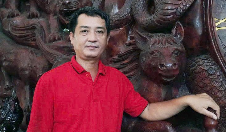 Anh Phong bên tác phẩm độc đáo của mình. Ảnh: T.L.