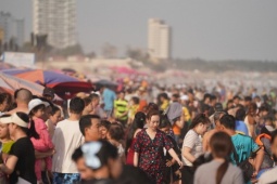 Tin tức trong ngày - Hàng chục nghìn khách tắm biển Vũng Tàu