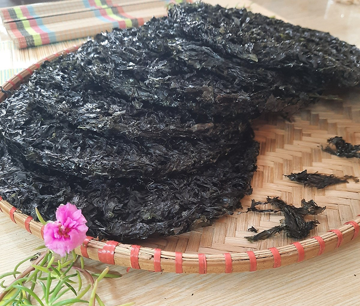Thường thì con nước sẽ cạn vào buổi sáng, đó cũng là thời điểm thích hợp để thu hoạch vì trời vẫn chưa đủ nắng làm khô mứt bám trên đá.
