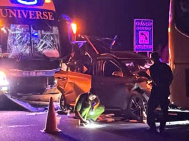 Ô tô con bị bẹp dúm nằm kẹp giữa 2 xe khách trên cao tốc Phan Thiết - Dầu Giây