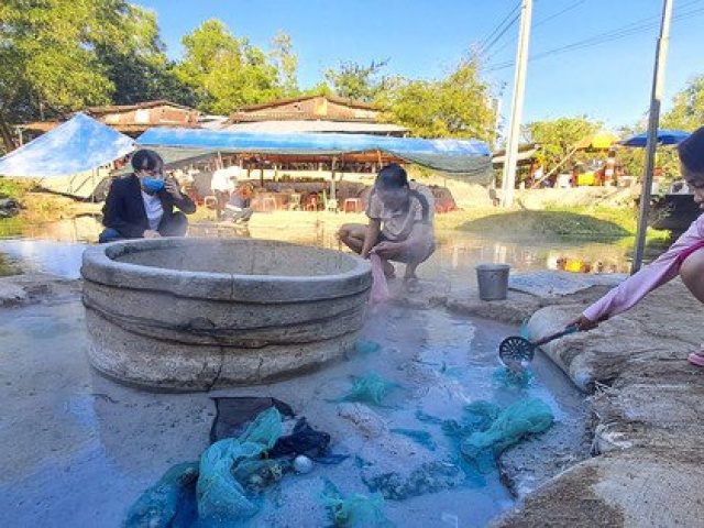 Độc lạ con suối ở Bình Định, nước sôi sùng sục luộc chín trứng