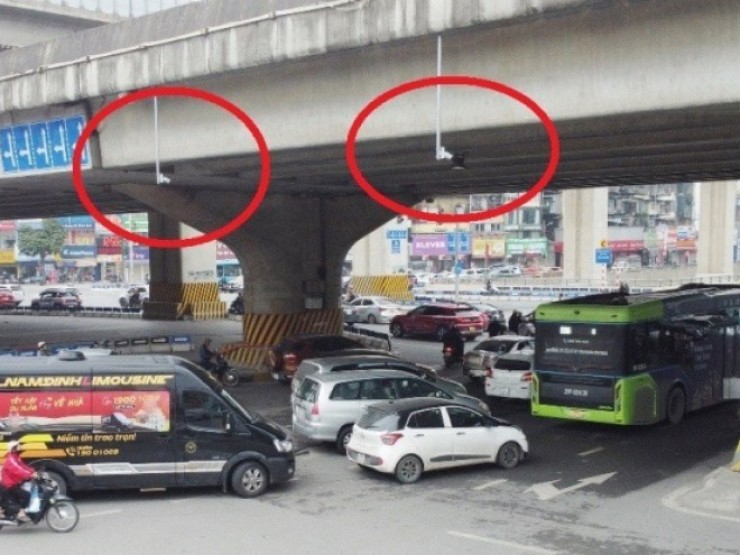 Cận cảnh ‘dàn’ camera vừa giám sát vừa xử phạt nguội tại nút giao Thanh Xuân