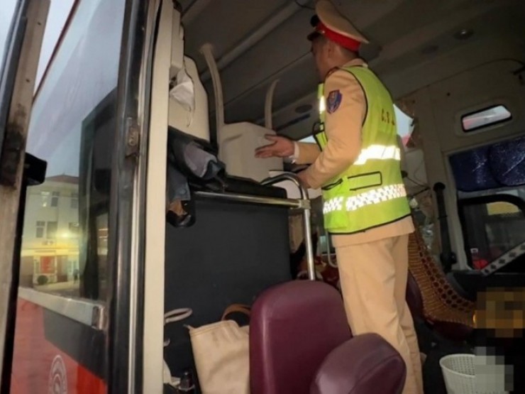 Phạt 102 triệu đồng với tài xế và chủ ô tô “nhồi nhét“ hành khách trên cao tốc