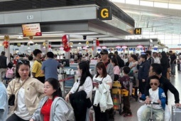 Tin tức trong ngày - "Biển người" đang trở lại TP HCM qua sân bay Tân Sơn Nhất