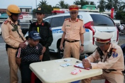 An ninh - Xã hội - Dừng chờ đèn đỏ thì bị CSGT phát hiện tàng trữ ma túy