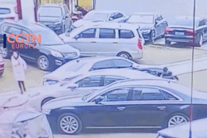 Media - Trung Quốc: Bé trai ném pháo xuống bể phốt gây nổ lớn, nhiều xe sang bị hư hại