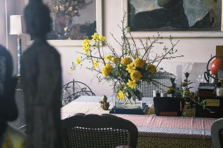 Ngoài đào, nhà Lý Quí Khánh cũng không thể thiếu hoa mai. Anh chia sẻ: "Mua cây mai nhỏ trong chậu, chặt từng cành ra cắm bình quá phù hợp cho những người ở chung cư như mình, vừa xinh vừa phối được nhiều loại hoa. Mỗi lần cắm hoa là nhớ lại hồi mở shop hoa, nhớ xong thấy cực quá nên thôi khép lại tự cắm tự ngắm tiếp".