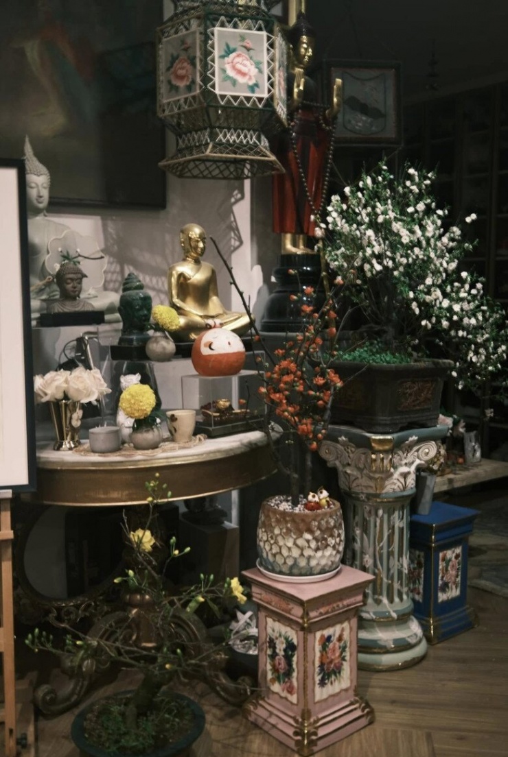 Cháu trai gia tộc Lý Quí cho biết, anh làm việc đến hết ngày 28 Tết mới cặm cụi cắm hoa, sắp bàn sắp ghế lại. Thành quả decor của anh khiến nhiều bạn bè phải xuýt xoa rằng góc nào cũng đẹp.