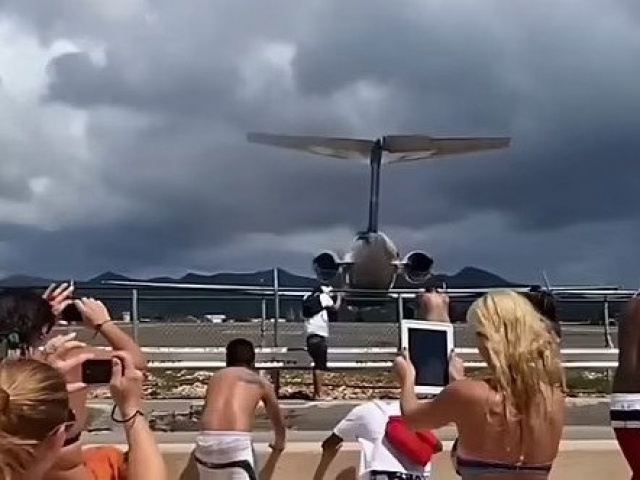 Liều mình chụp ảnh phi cơ, nhóm du khách bị thổi bay xuống biển
